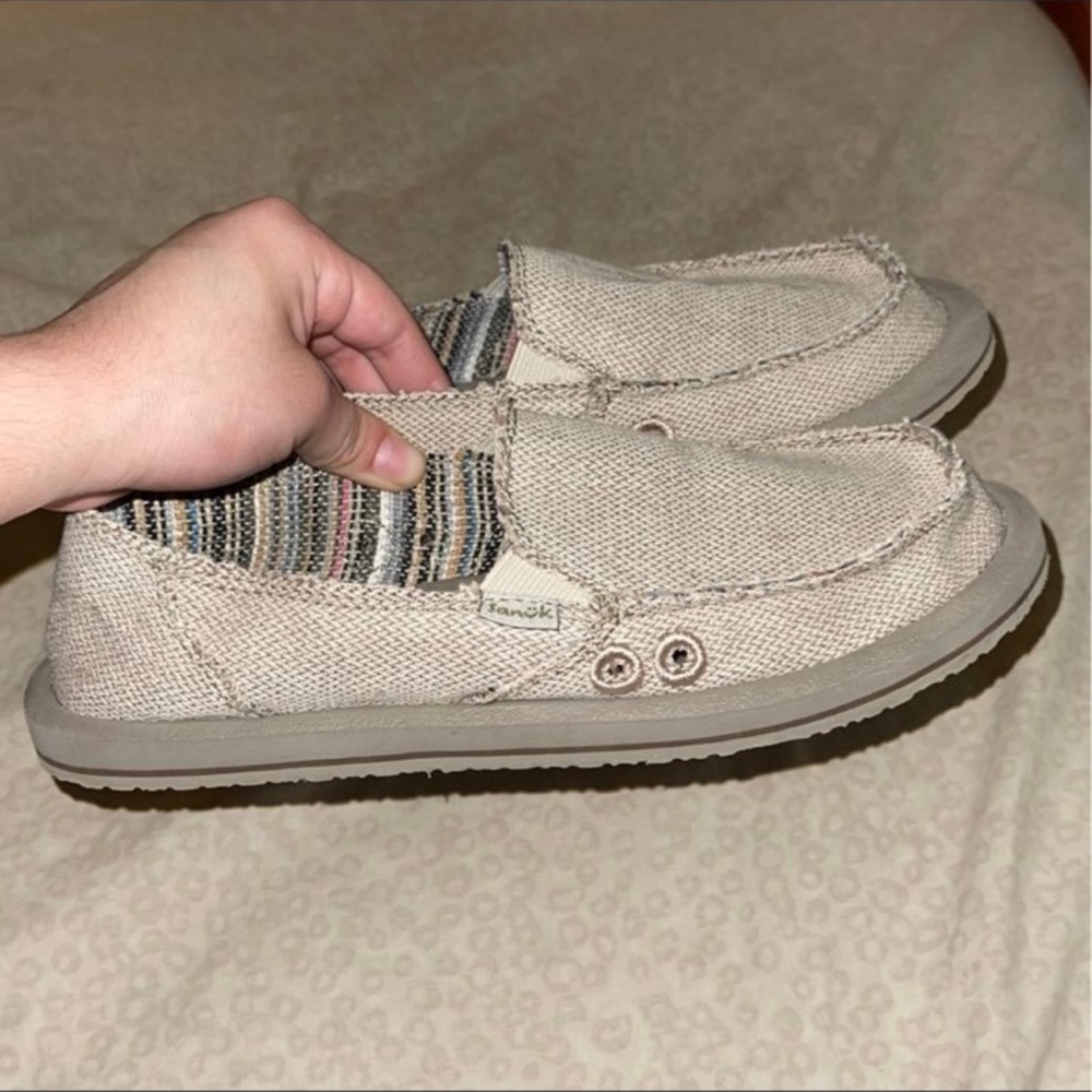 Sanuk beige shoes
